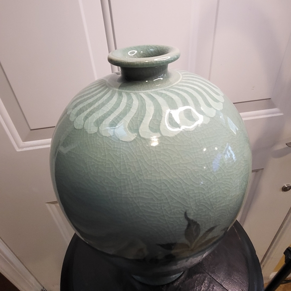 LARGE CELADON FLORA GREEN GLAZED CERAMIC POTTERY KOREAN VASE SIGNED 12" - Picture 2 of 13